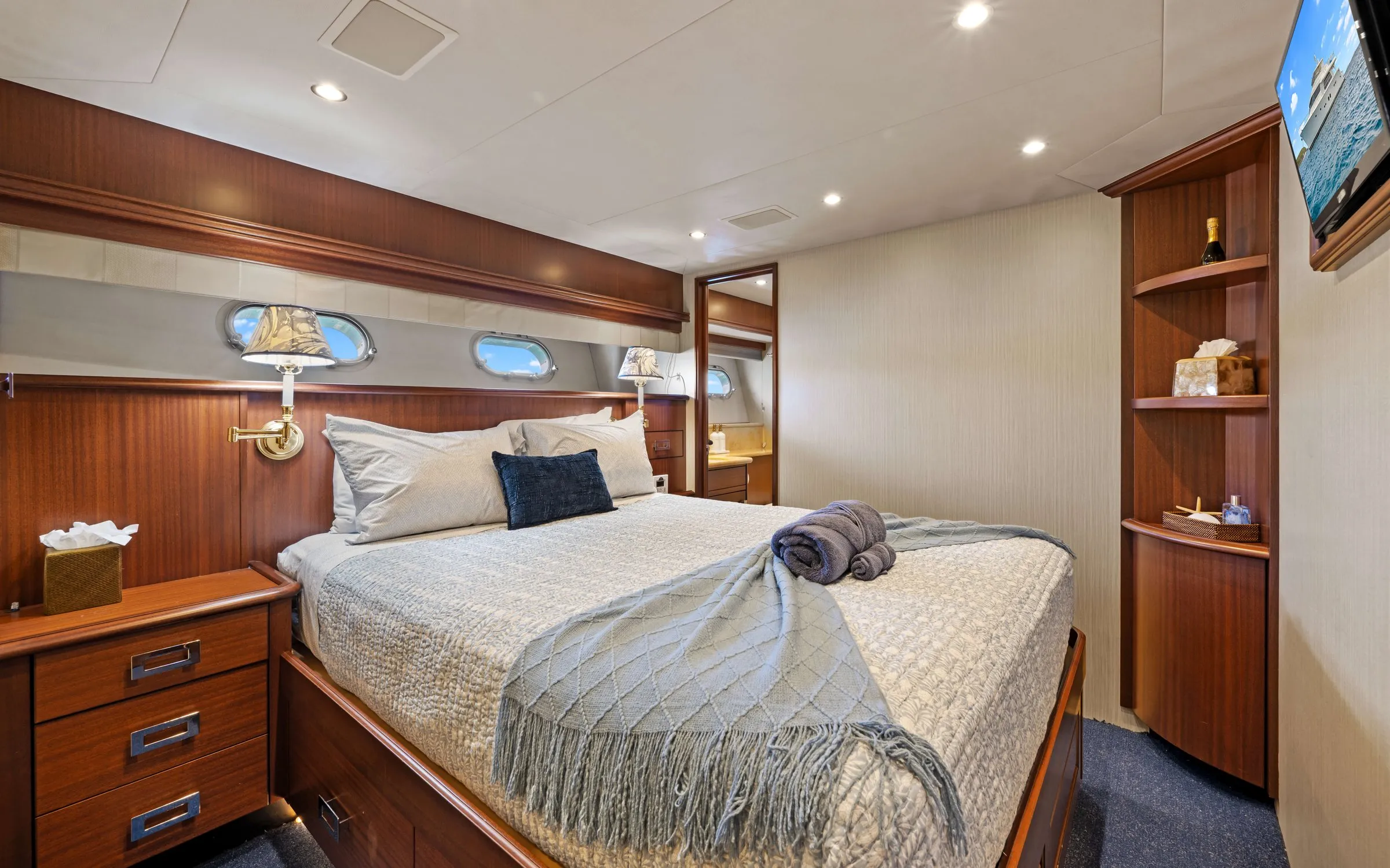 Queen cabin
