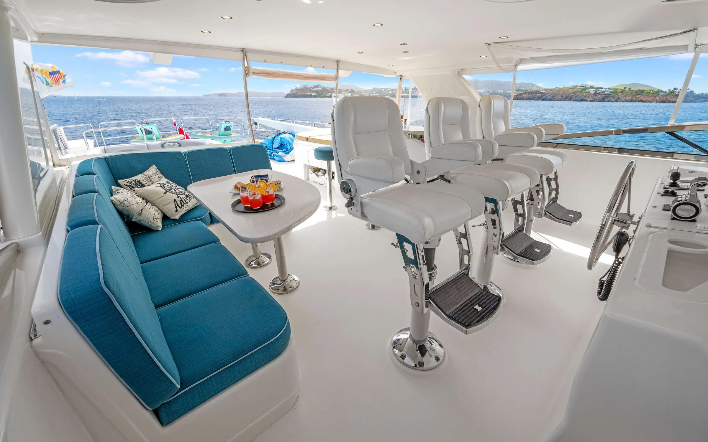 Flybridge helm and lounge